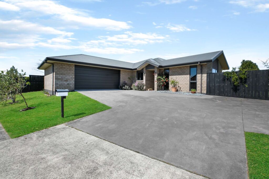 32 Coleraine Drive, Rototuna